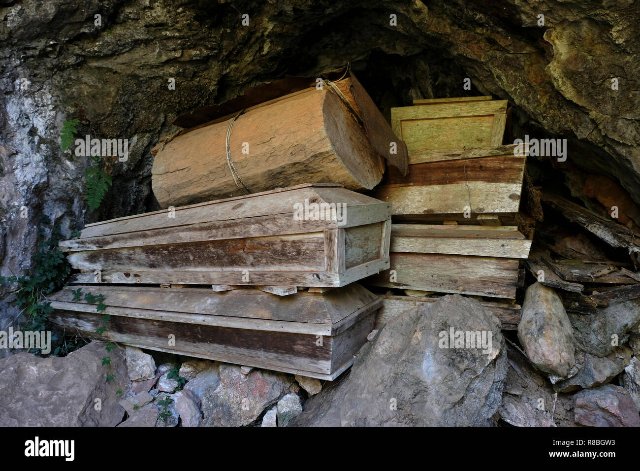 Stapel der Kiefer Särge, einige Hunderte von Jahren alt in kleinen Höhlen, die in den hohen Klippen der Echo Valley in Sagada. Der igorots Praxis einzigartige Grabkunst Zoll die Toten in Särgen gebunden oder Klippen genagelt begraben sind. Sagada Mountain Provinz Cordillera region Insel Luzon Philippinen Stockfoto