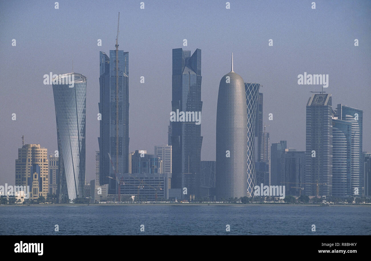 13.09.2010, Doha, Katar - Ein Blick von der Promenade entlang Al Corniche Street auf die Skyline des Geschäftsviertels Al Dafna. 0 SL 100913 D004 CAROEX.JPG Stockfoto