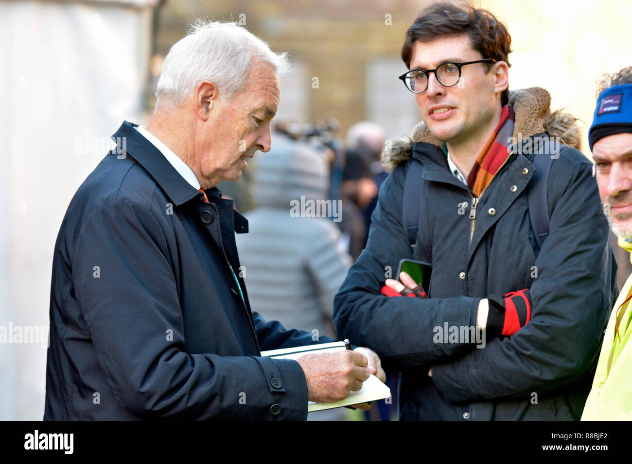 Jon Snow (Channel 4 News) auf College Green, Westminster, die Vertrauensabstimmung in Theresa's kann die Führung der Konservativen Partei 12 De zu decken Stockfoto