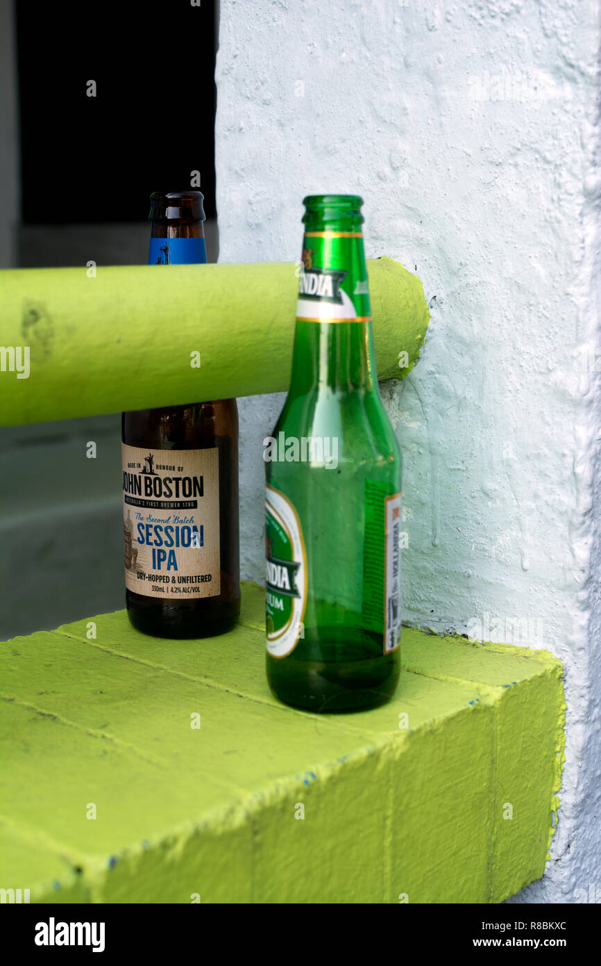 Leere Bierflaschen auf einer Wand, Brisbane, Queensland, Australien links Stockfoto