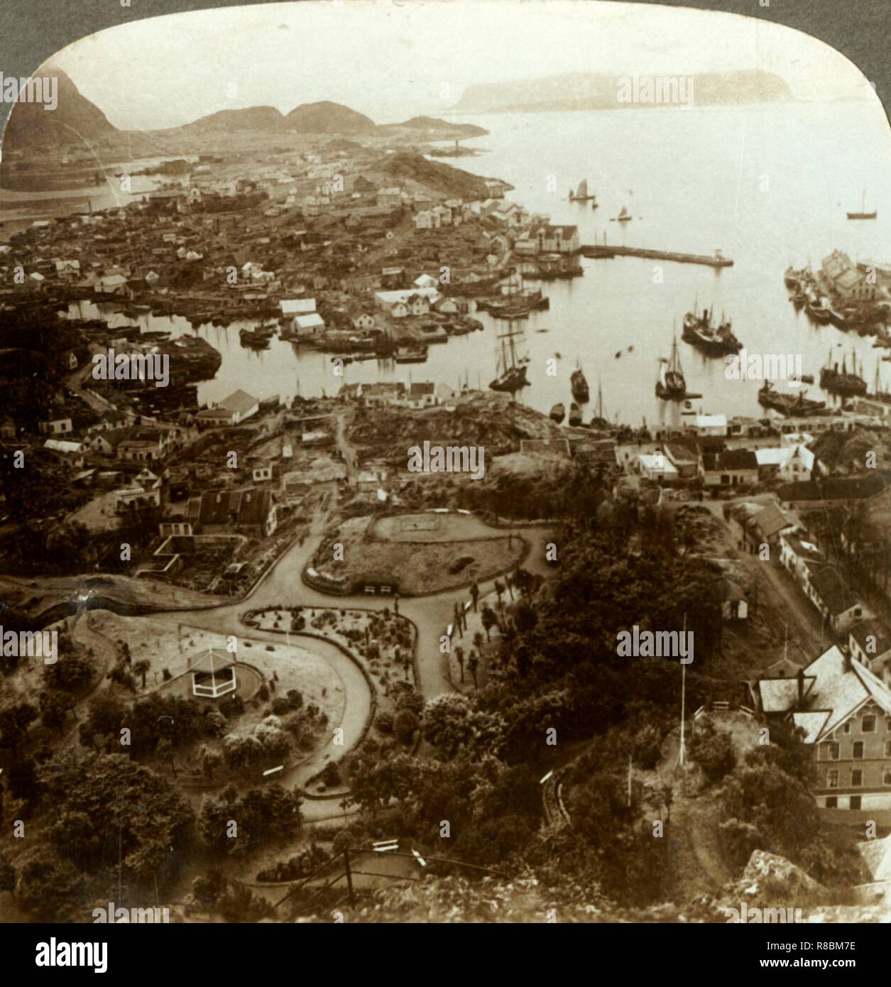 "Wiederherstellen eines verbrannten Stadt - Aalesund, einer Insel im Hafen, und wichtige Kabeljau - Fischmarkt, Norwegen', c 1905. Schöpfer: Unbekannt. Stockfoto