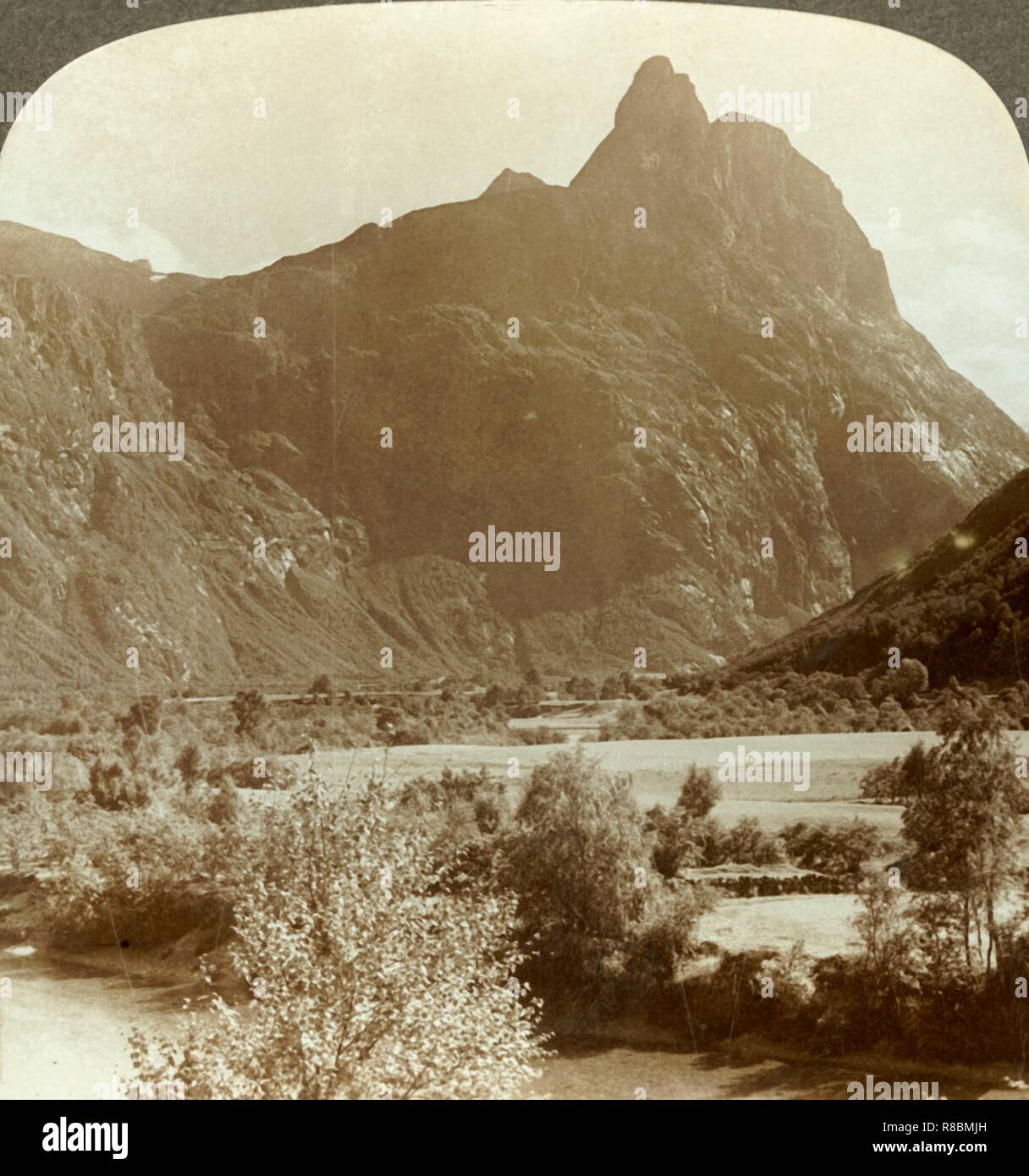 Die Harfe Pinnacles des Romdalshorn Krönung Berg Wand über Rauma Fluss, Norwegen', c 1905. Schöpfer: Unbekannt. Stockfoto