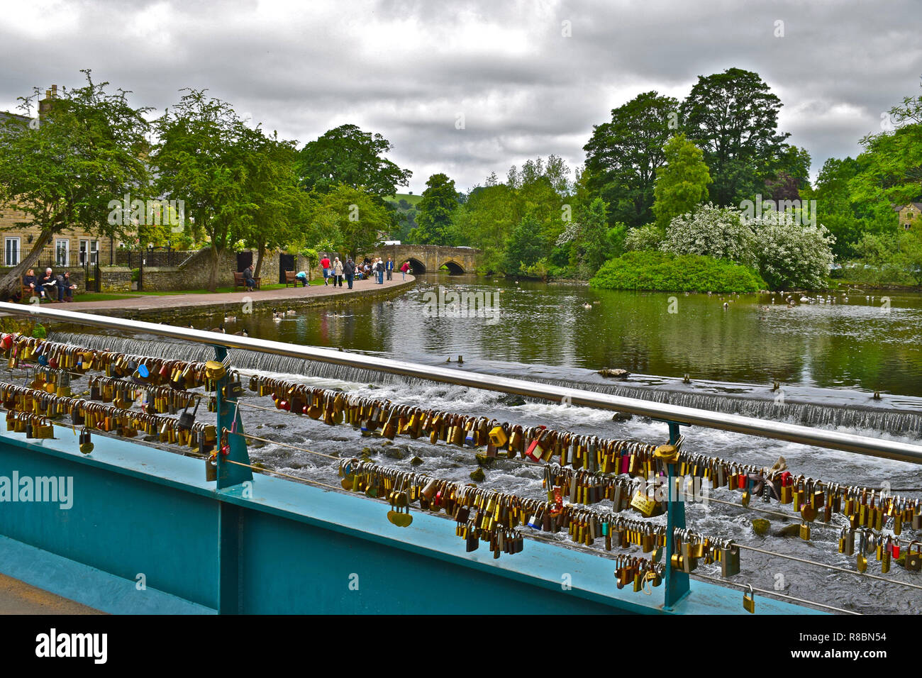 Diese Fußgängerbrücke über den Fluss Wye in Bakewell ist ein beliebter Ort geworden, zu lieben oder Liebe Vorhängeschlösser als Symbol für ein paar ist dauerhafte Liebe verlassen. Stockfoto