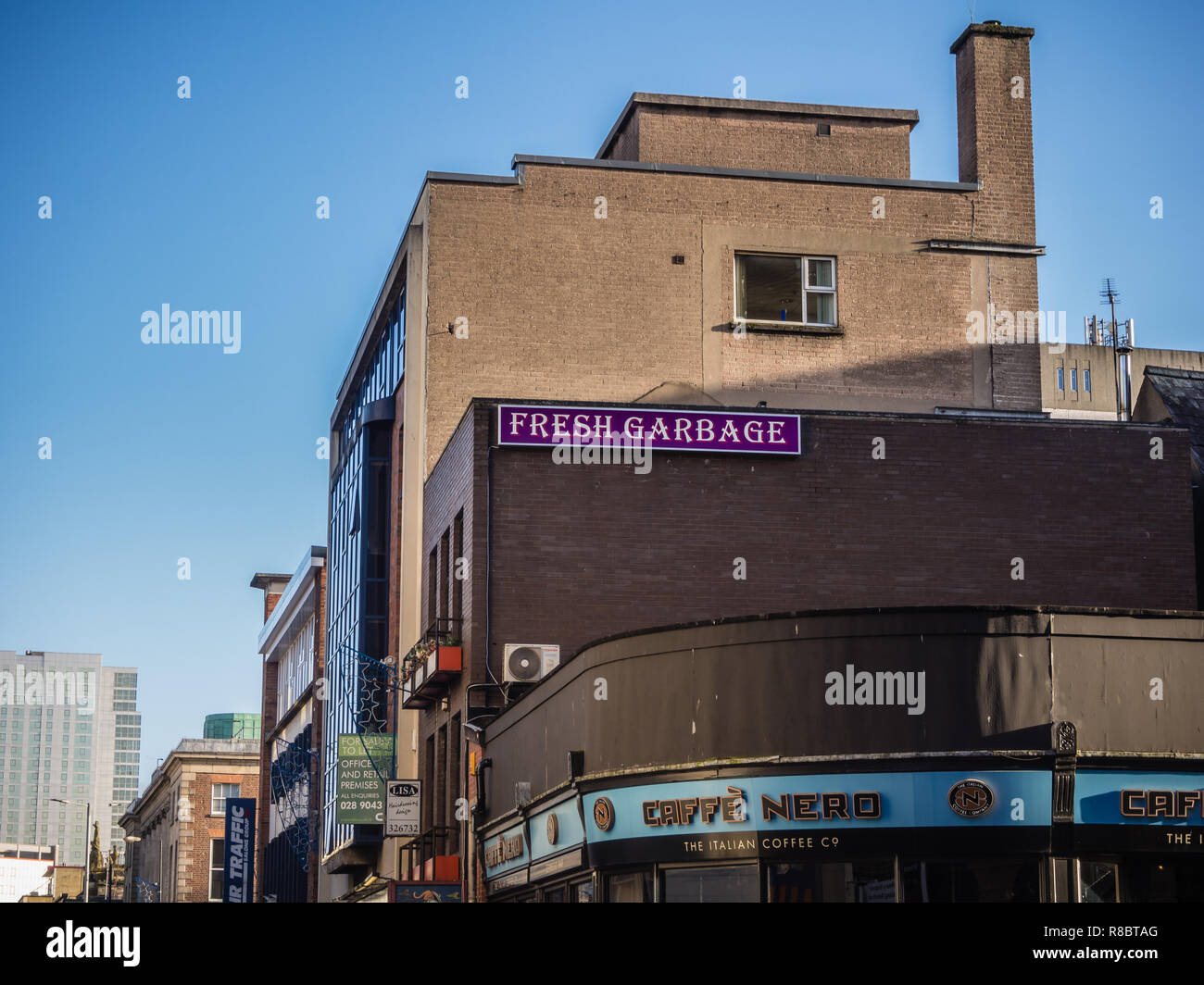 Einzelhandel Zeichen zeigen Frische Müll auf den Straßen von Belfast Stockfoto