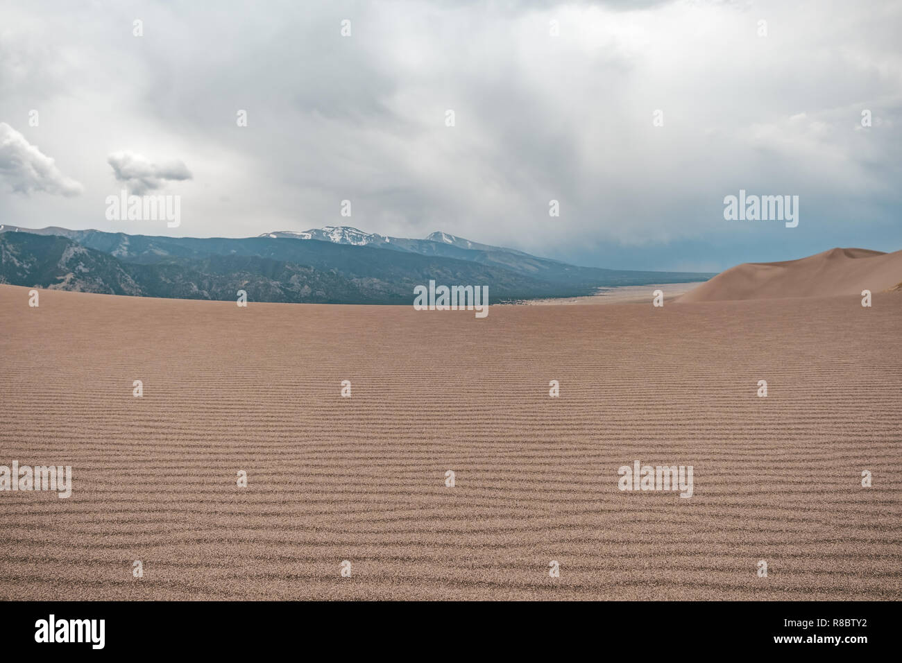 Schichten von Sand, Sand Textur, mit stürmischen Himmel im Great Sand Dunes National Park in Colorado, USA Stockfoto