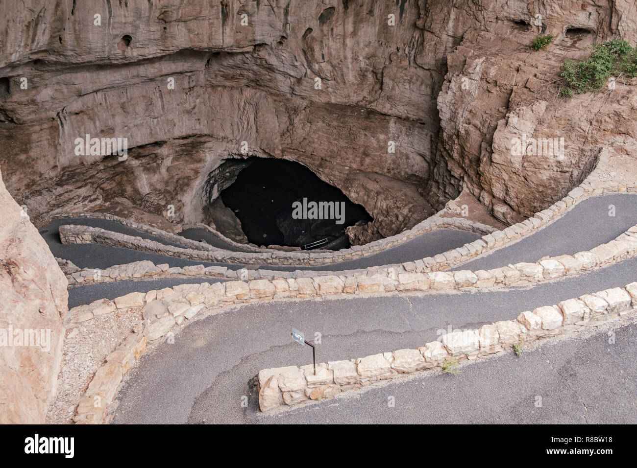 Der natürliche Eingang, einen Gehweg weg zu den Höhlen von Carlsbad Caverns im Süden von New Mexiko Stockfoto