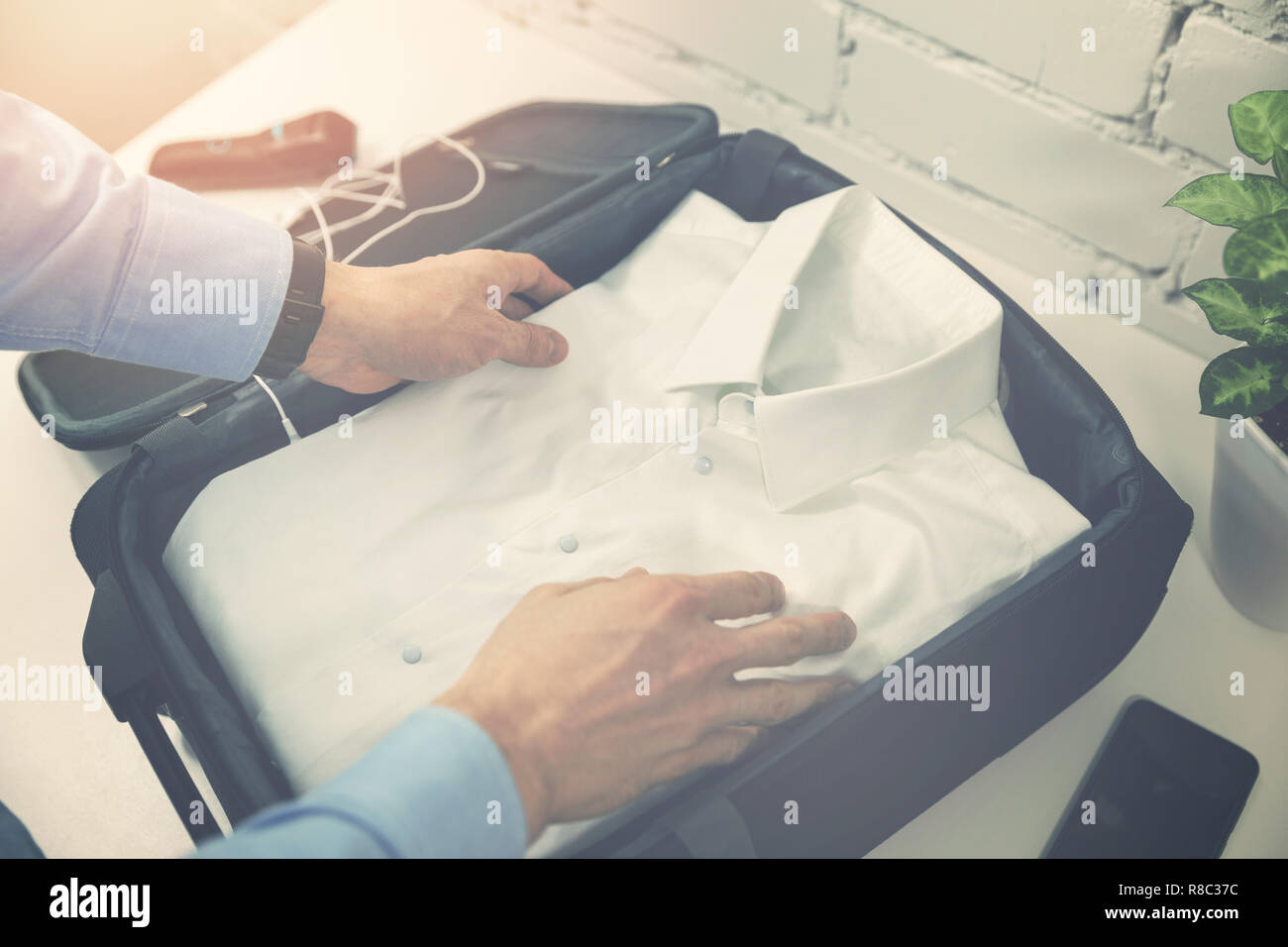 Mann Verpackung Reisekoffer für Geschäftsreise Stockfoto