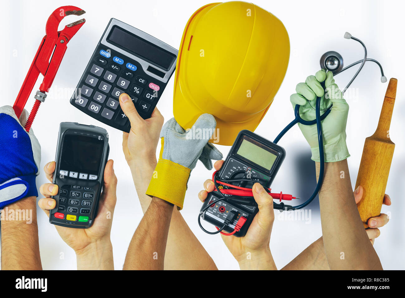 Beschäftigung Stellensuche - Gruppe von verschiedenen Beruf Arbeiter mit Werkzeugen in den Händen Stockfoto