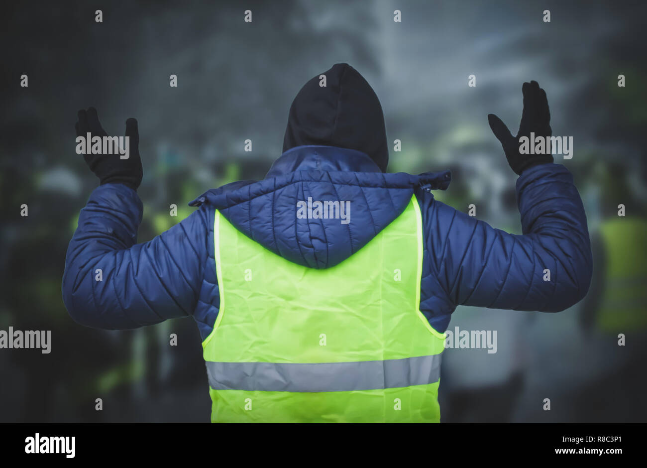 Mann in einer gelben Weste protestieren Stockfoto