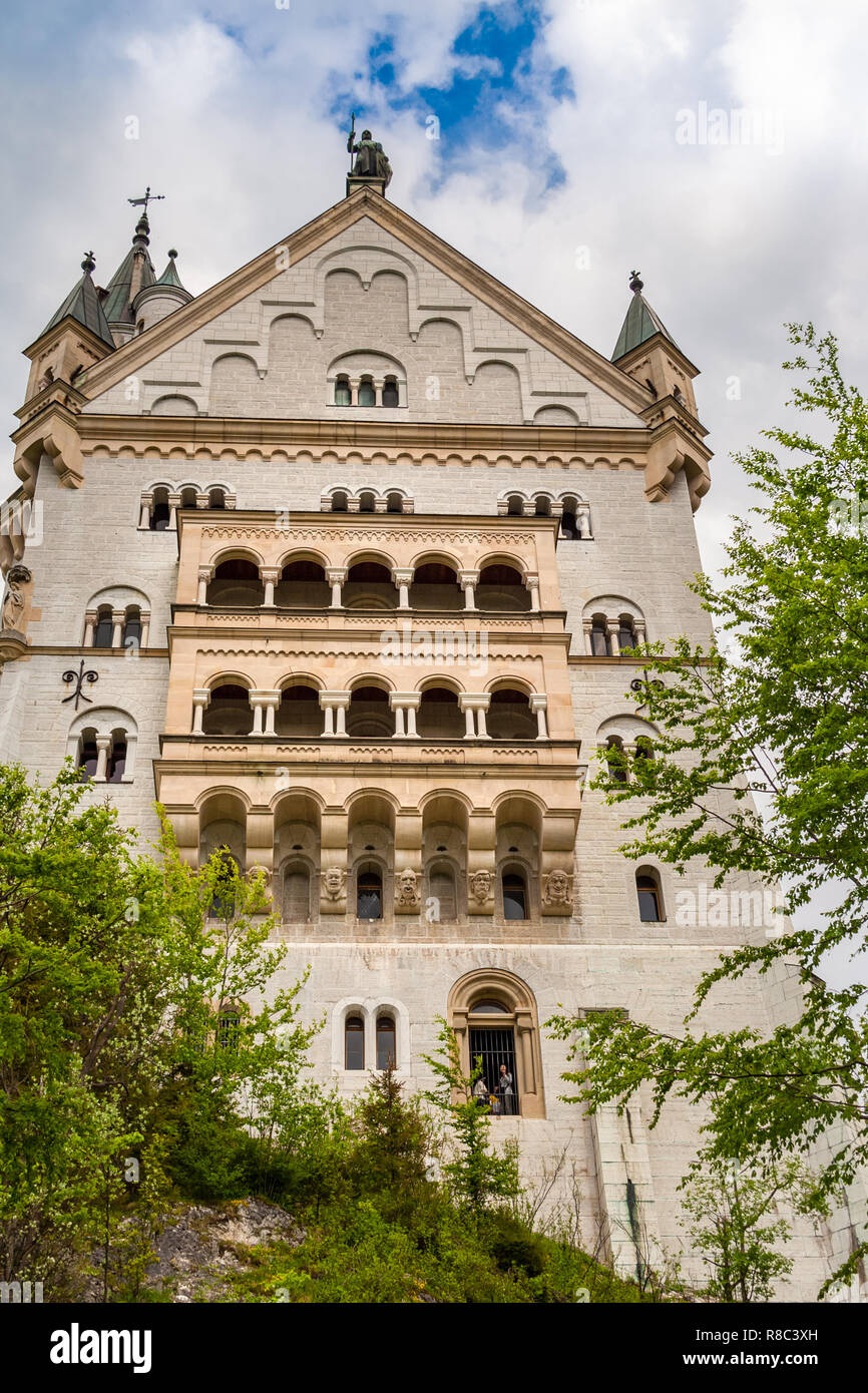 Große Nähe niedrigen Winkel Blick von der schönen Westfassade des weltberühmten Schloss Neuschwanstein, einem Gebäude aus dem 19. Jahrhundert Neoromanischen Palast an den... Stockfoto