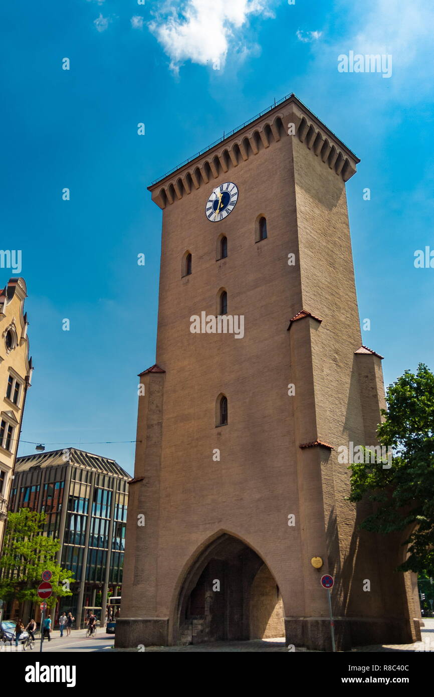 Super Low Angle View der wichtigsten Torturm der Residenz in München, war eines der Haupttore der mittelalterlichen Stadtmauer. Die turmuhr auf... Stockfoto