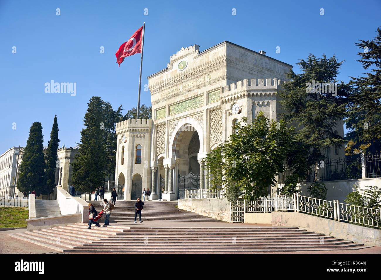 Istanbul, Türkei - 4. November 2015. Das Portal der Universität Istanbul, Beyazit Meydani, mit Menschen und Türkische Flagge. Stockfoto