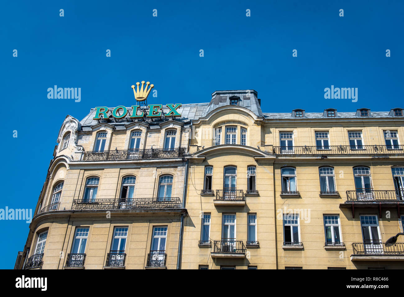 Ein riesiger Rolex Zeichen hängt auf einem Gebäude, die Angabe der westlichen Kultur und Kommerzialisierung Verbreitung in der ehemaligen kommunistischen Block, Warschau, Mas Stockfoto
