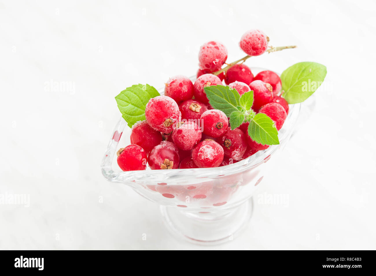 Gefrorene rote Johannisbeere mit Minze in Sauce pan Stockfoto