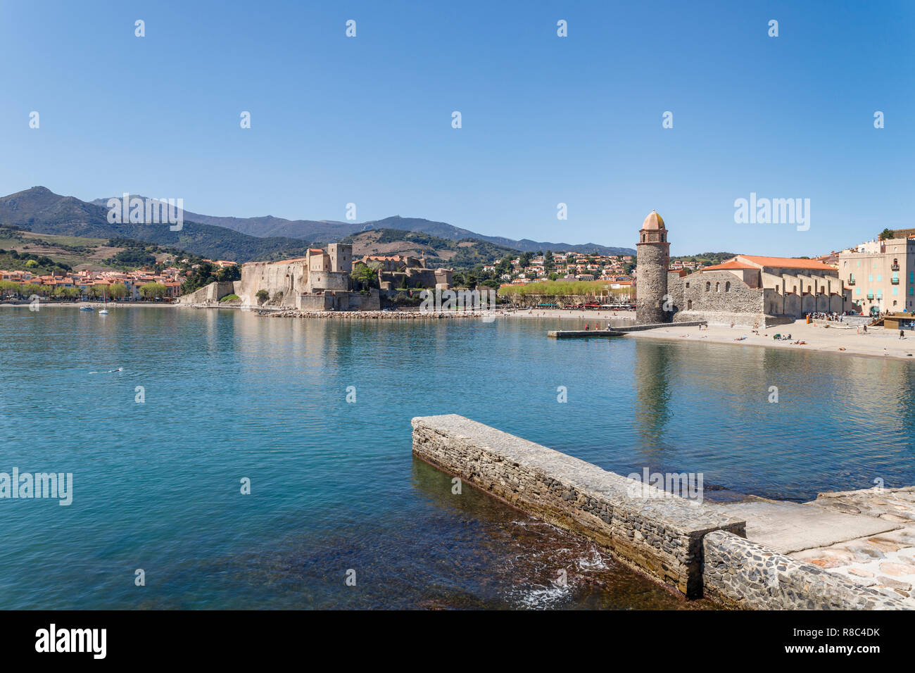 Frankreich, Pyrenees Orientales, Cote Vermeille, Collioure, Notre Dame des Anges Kirche und das Königliche Schloss im Hintergrund // Frankreich, Pyrénées-Orienta Stockfoto