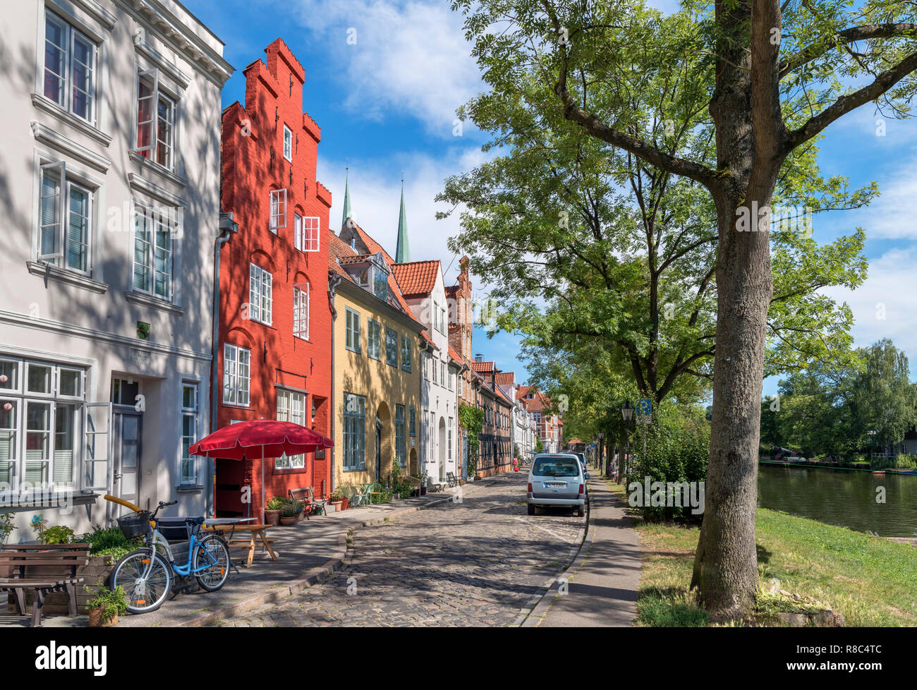 Alte Häuser am Ufer der Trave, An der Obertrave, Lübeck, Schleswig-Holstein, Deutschland Stockfoto