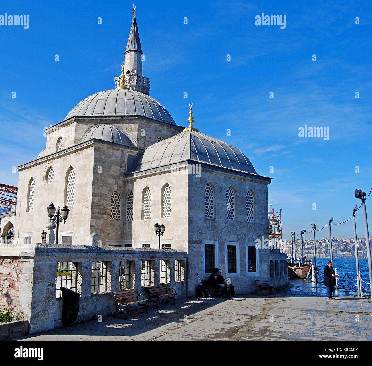Istanbul, Türkei - 3. März 2014. Außenansicht der Semsi Ahmed Pasa Moschee in Istanbul, mit Menschen. Stockfoto