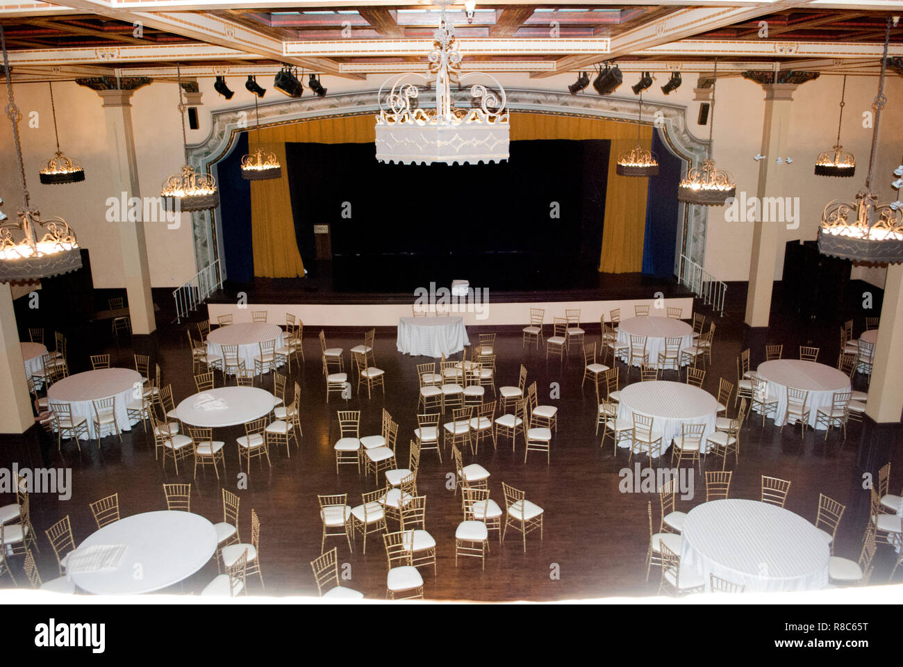 Weiten Blick auf Bankett ball Zimmer im traditionellen Stil mit viele Tische, Stühle und Theater Szene Stockfoto