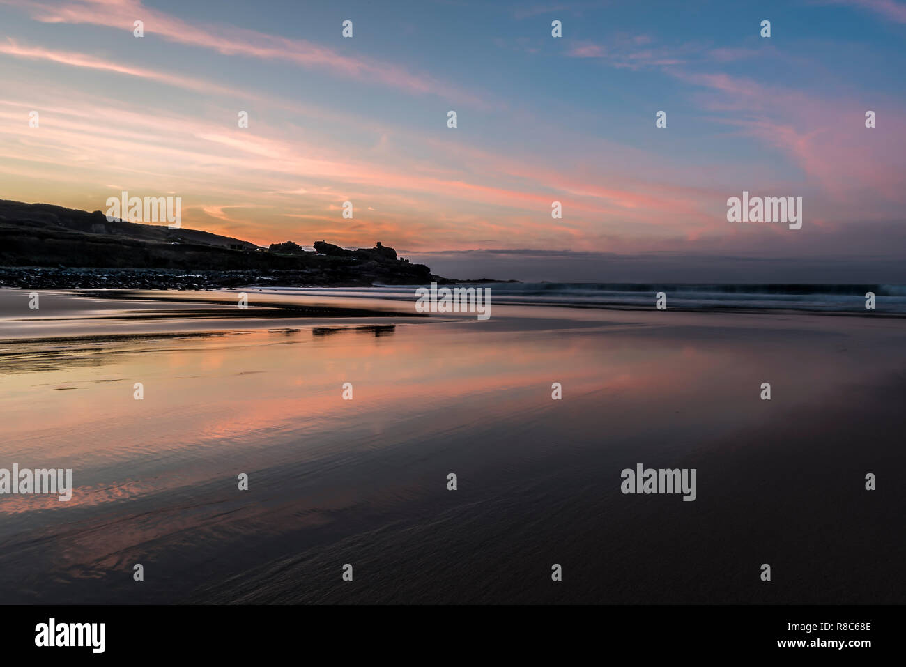 Schöne Reflexionen der Farben des Sonnenuntergangs in feuchten Sand an Porthmeor Surf Beach St. Ives, Cornwall UK Europa Stockfoto