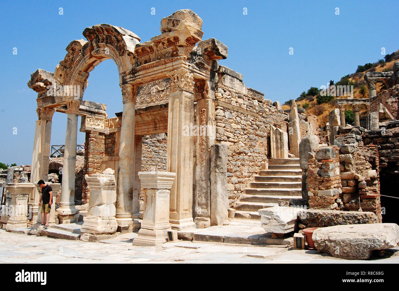 Ephesus, Türkei - 11 August, 2013. Reich verzierten Tempel des Hadrian entlang der Curetes Weg in Ephesus, mit Menschen. Stockfoto