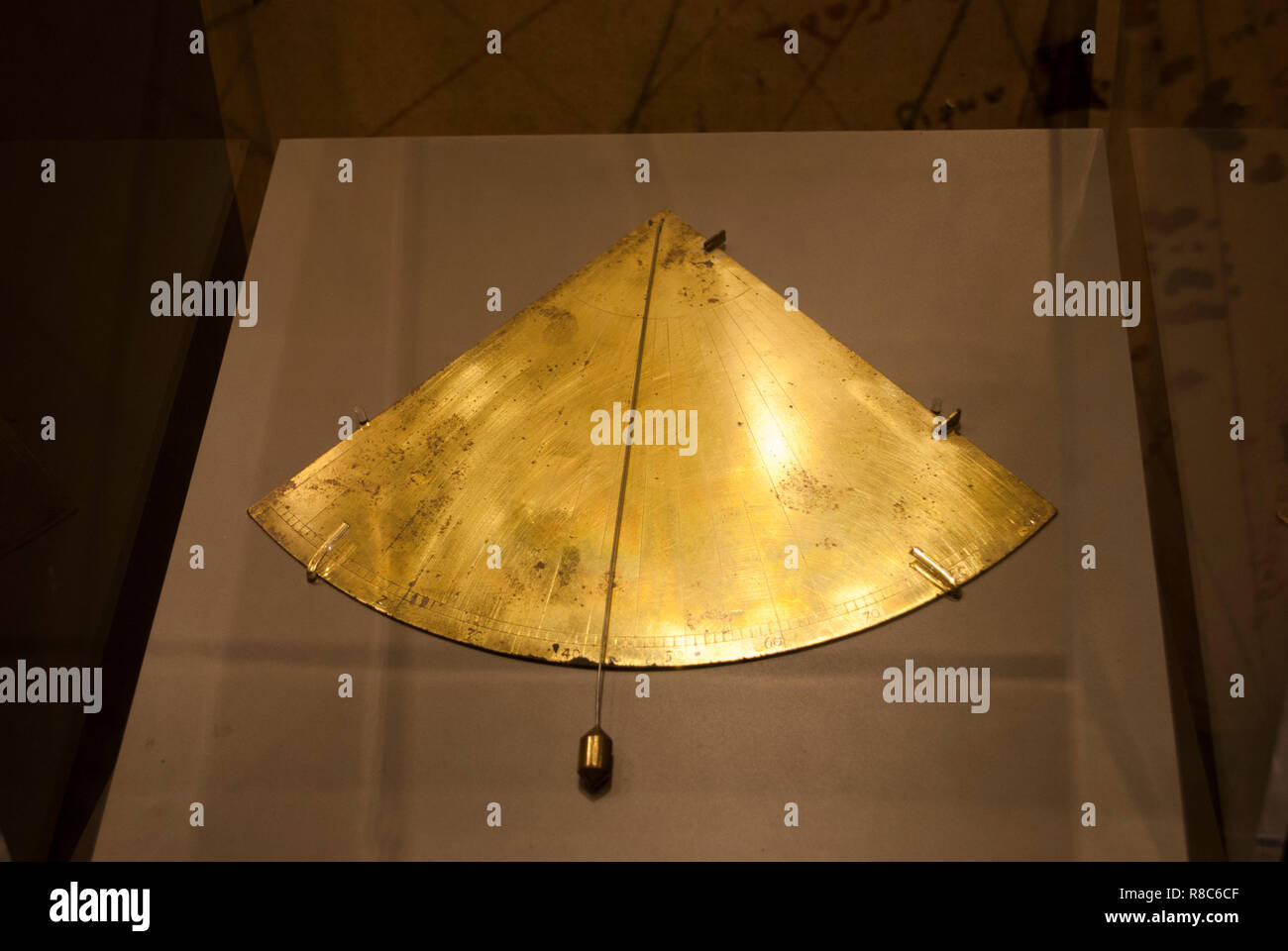 Golden oder Cooper alten Werkzeug. Umrandete Kompass. Astrolabium in der Zeit von Columbus. Spanischer Segler instrument für die Navigation. Museumsexposition Stockfoto