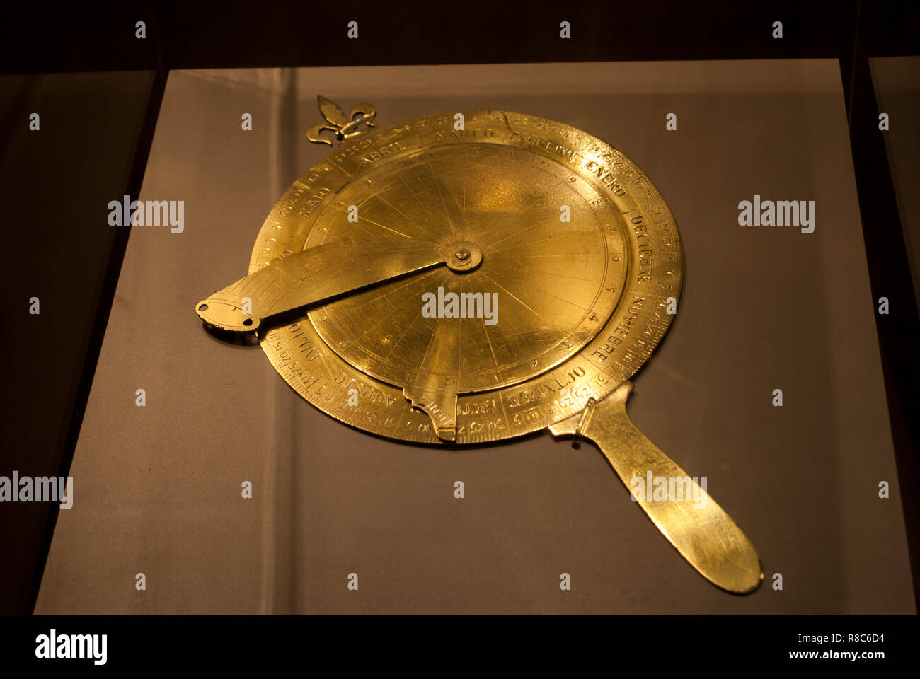 Golden oder Cooper alten Werkzeug. Umrandete Kompass. Astrolabium in der Zeit von Columbus. Spanischer Segler instrument für die Navigation. Museumsexposition Stockfoto