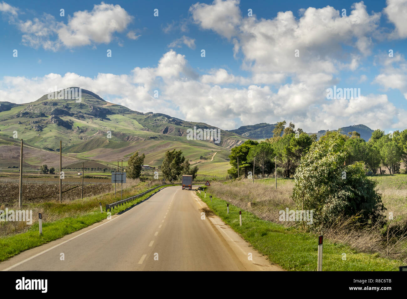 Reisen in Italien - Panorama Blick auf Straßen, Häuser, Berge, und agrarischen Felder in der Nähe von Agrigento, Sizilien Italien Stockfoto