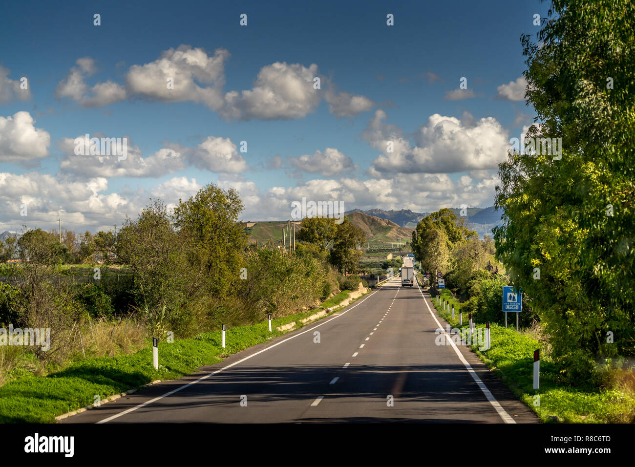 Reisen in Italien - Panorama Blick auf Straßen, Häuser, Berge, und agrarischen Felder in der Nähe von Agrigento, Sizilien Italien Stockfoto