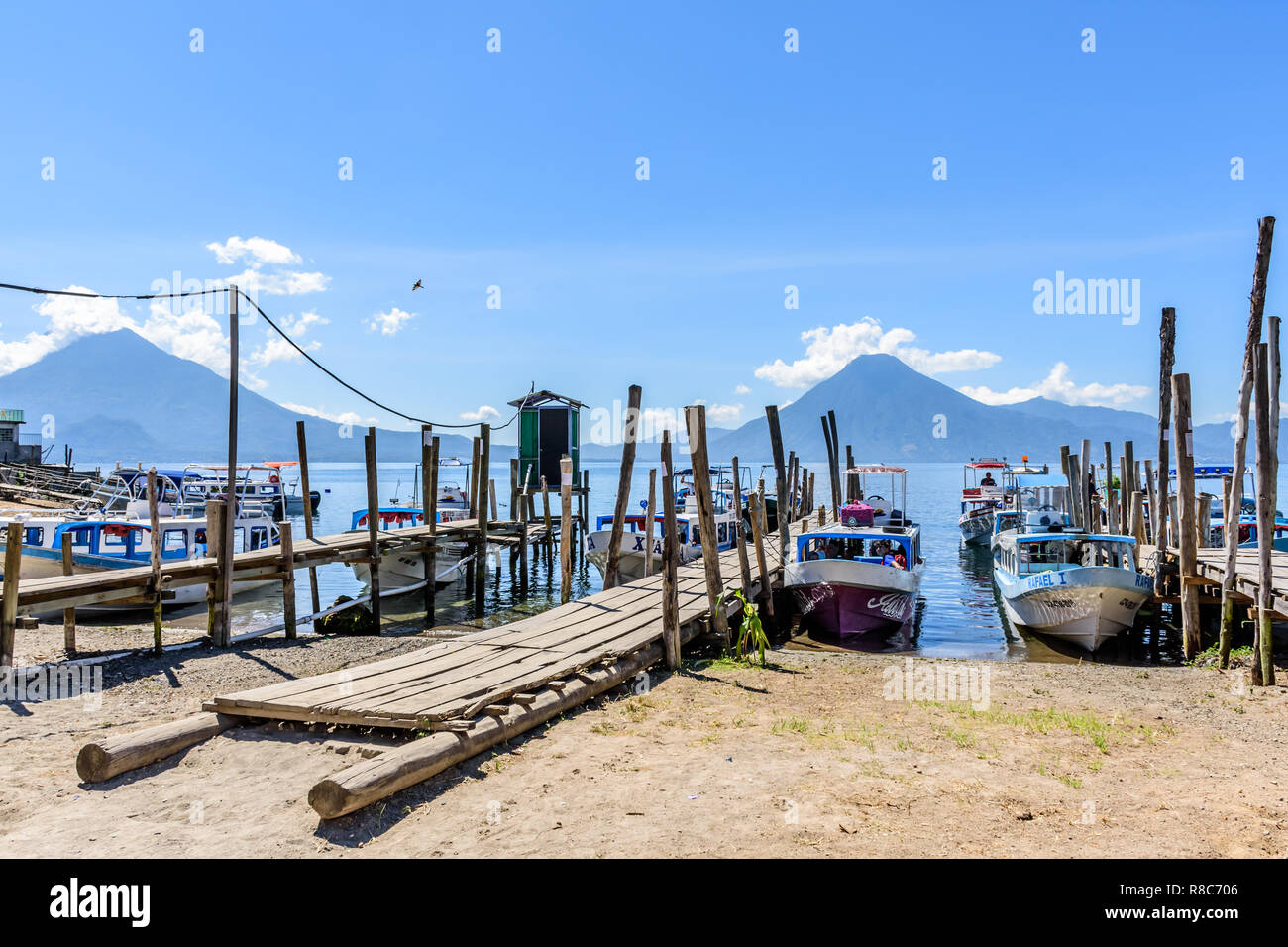 Panajachel, Atitlan See, Guatemala - November 12, 2018: die Anlegestellen für Boote unter der Leitung nach Lakeside Dörfer mit Toliman Vulkan & Vulkan San Pedro zurück. Stockfoto Panajachel, Atitlan See, Guatemala - November 12, 2018: die Anlegestellen für Boote unter der Leitung nach Lakeside Dörfer mit Toliman Vulkan & Vulkan San Pedro zurück. Stockfoto