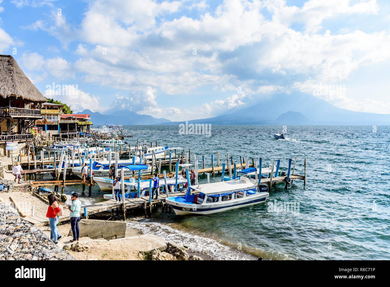 Panajachel, Atitlan See, Guatemala - November 12, 2018: Restaurants am See, Stege & Boote mit Toliman Vulkan & Atitlan Vulkan hinter sich. Stockfoto Panajachel, Atitlan See, Guatemala - November 12, 2018: Restaurants am See, Stege & Boote mit Toliman Vulkan & Atitlan Vulkan hinter sich. Stockfoto