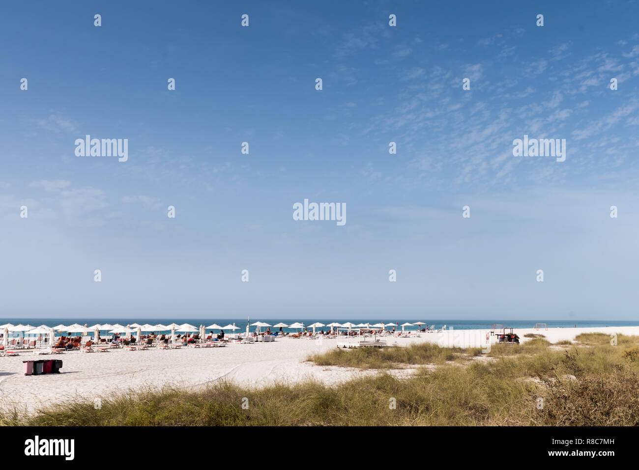 Terrasse Sonnenschirme der Saadiyat öffentlichen Strand Abu Dhabi, VAE Stockfoto
