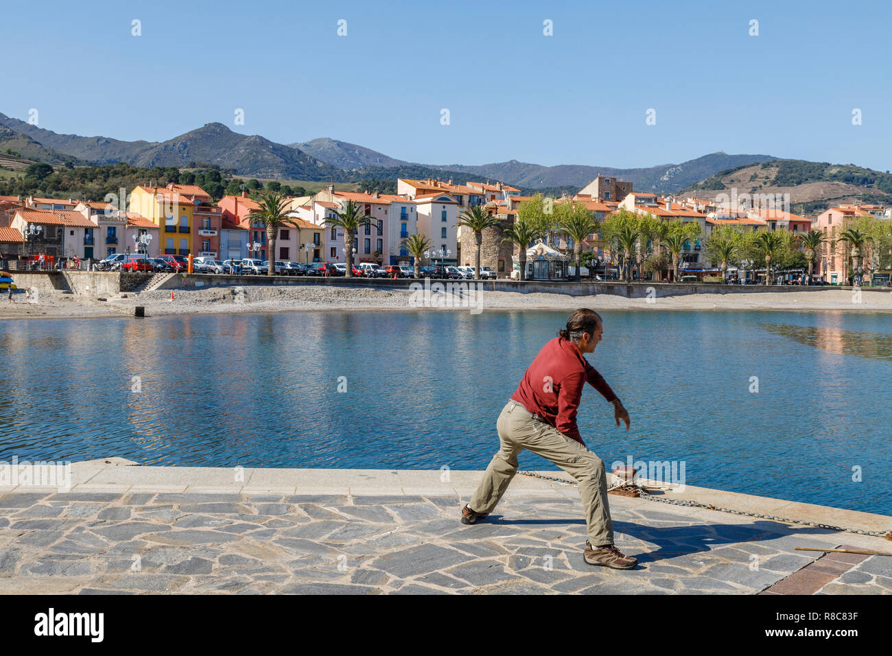 Frankreich, Pyrenees Orientales, Cote Vermeille, Collioure, Mann, Tai-chi-chuan auf Kais // Frankreich, Pyrénées-Orientales (66), Côte Vermeille, Colliour Stockfoto