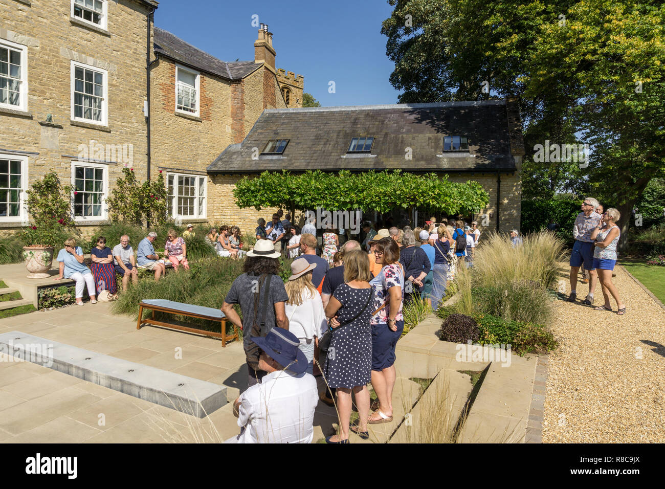 Besucher bilden eine lange Warteschlange für Nachmittagstee am Alten Pfarrhaus Quinton Öffnen unter der Nationalen Garten; Northamptonshire, Großbritannien Stockfoto