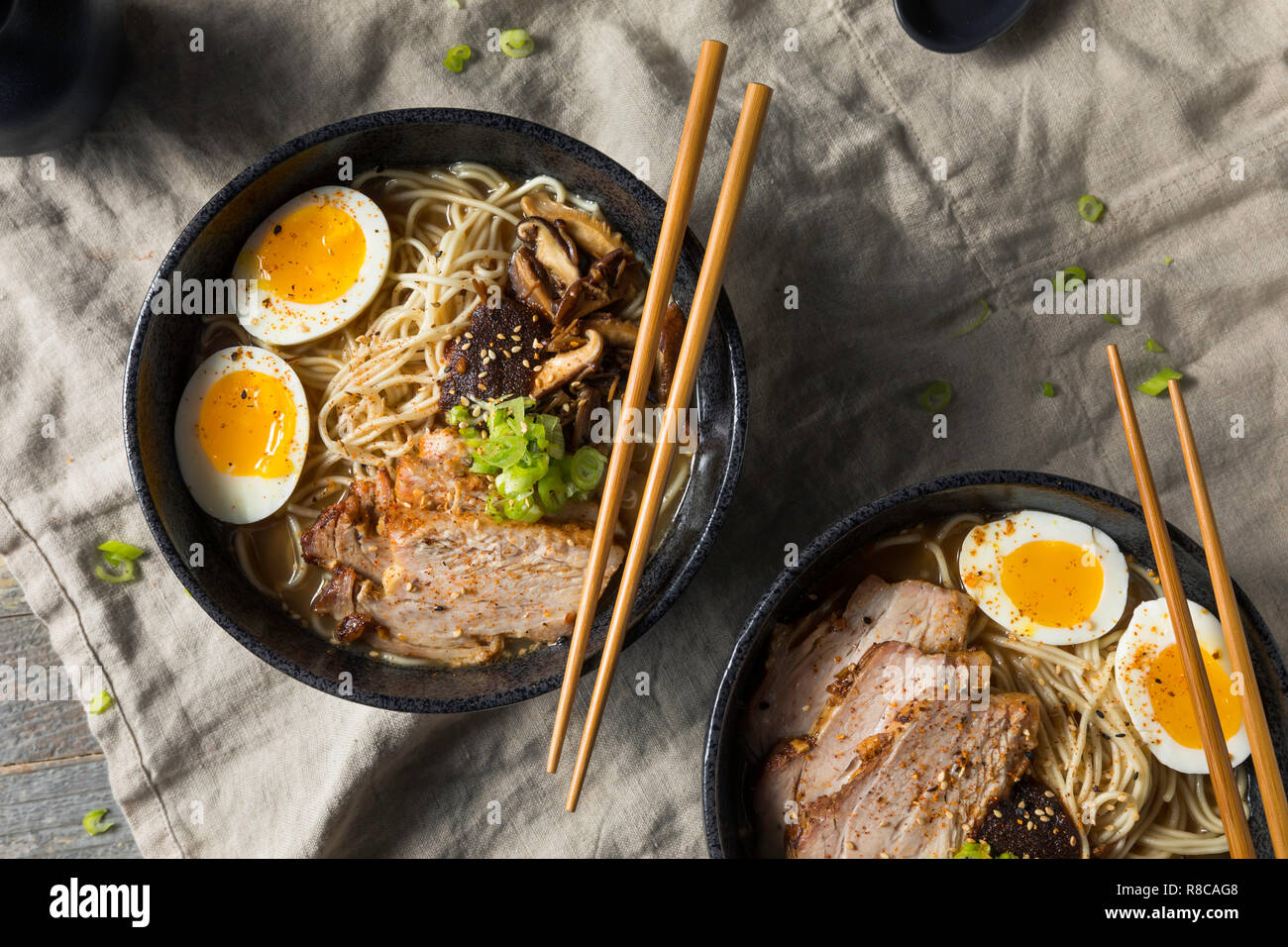 Hausgemachte japanische Schweinefleisch Tonkotsu Ramen mit Pilzen und Eier Stockfoto