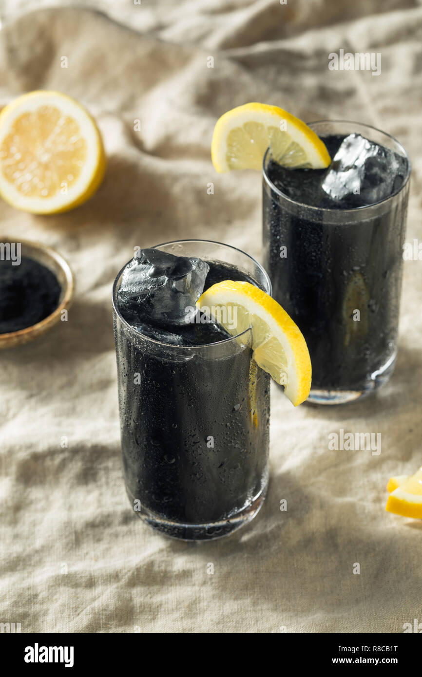 Erfrischende schwarzer Aktivkohle Lemonade Detox Drink Stockfoto