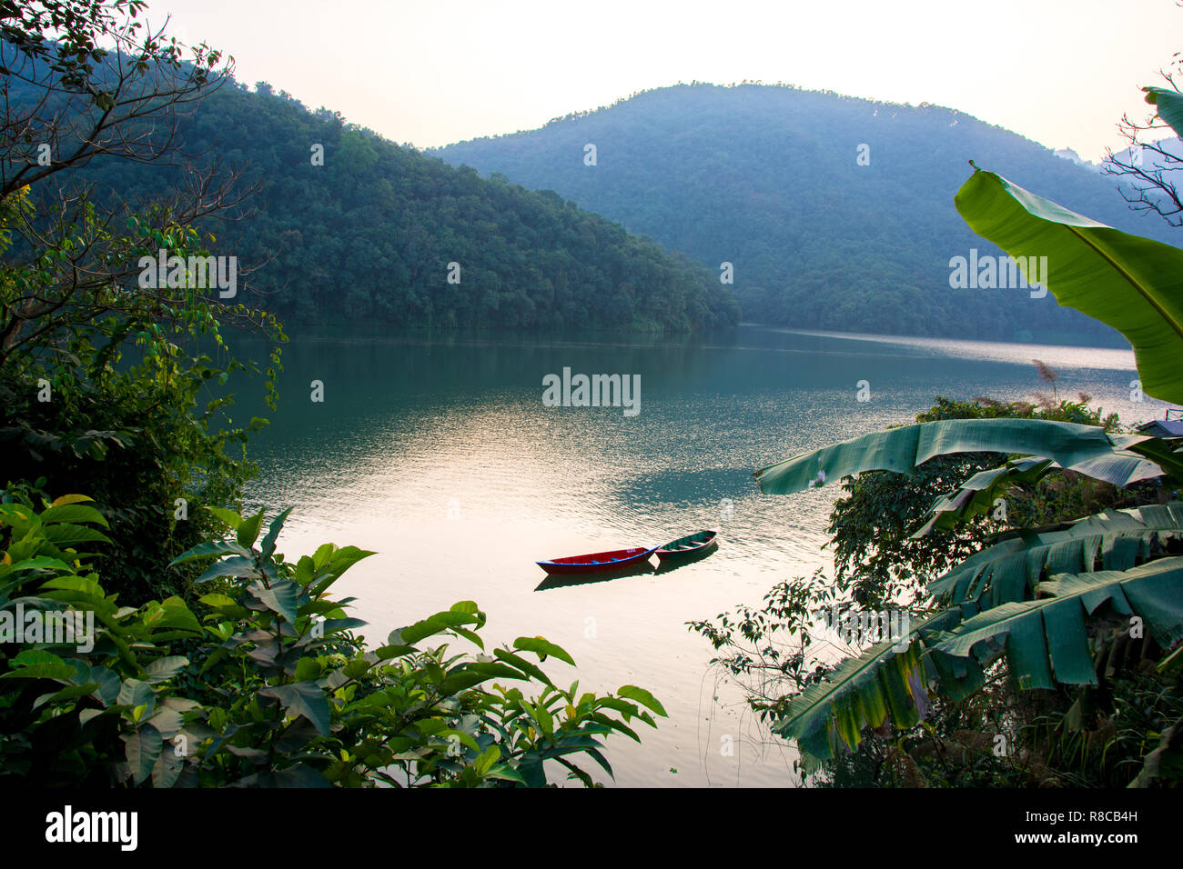 Boote um Phewa-see und Hügeln in Pokhara, ein beliebtes Touristenziel. In Nepal, Dezember 2018. Stockfoto