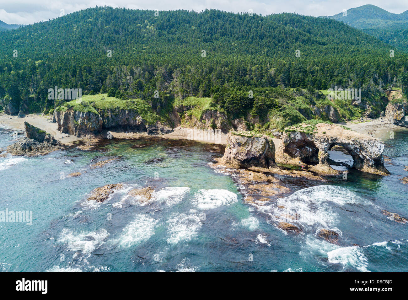 Antenne drone Foto von Kap Ptichiy (in der Nähe von Kap Velikan), Insel Sachalin, Russland (Sahalin). Surrealistische Landschaft aus natürlichen Bögen durch Wind erzeugt Stockfoto