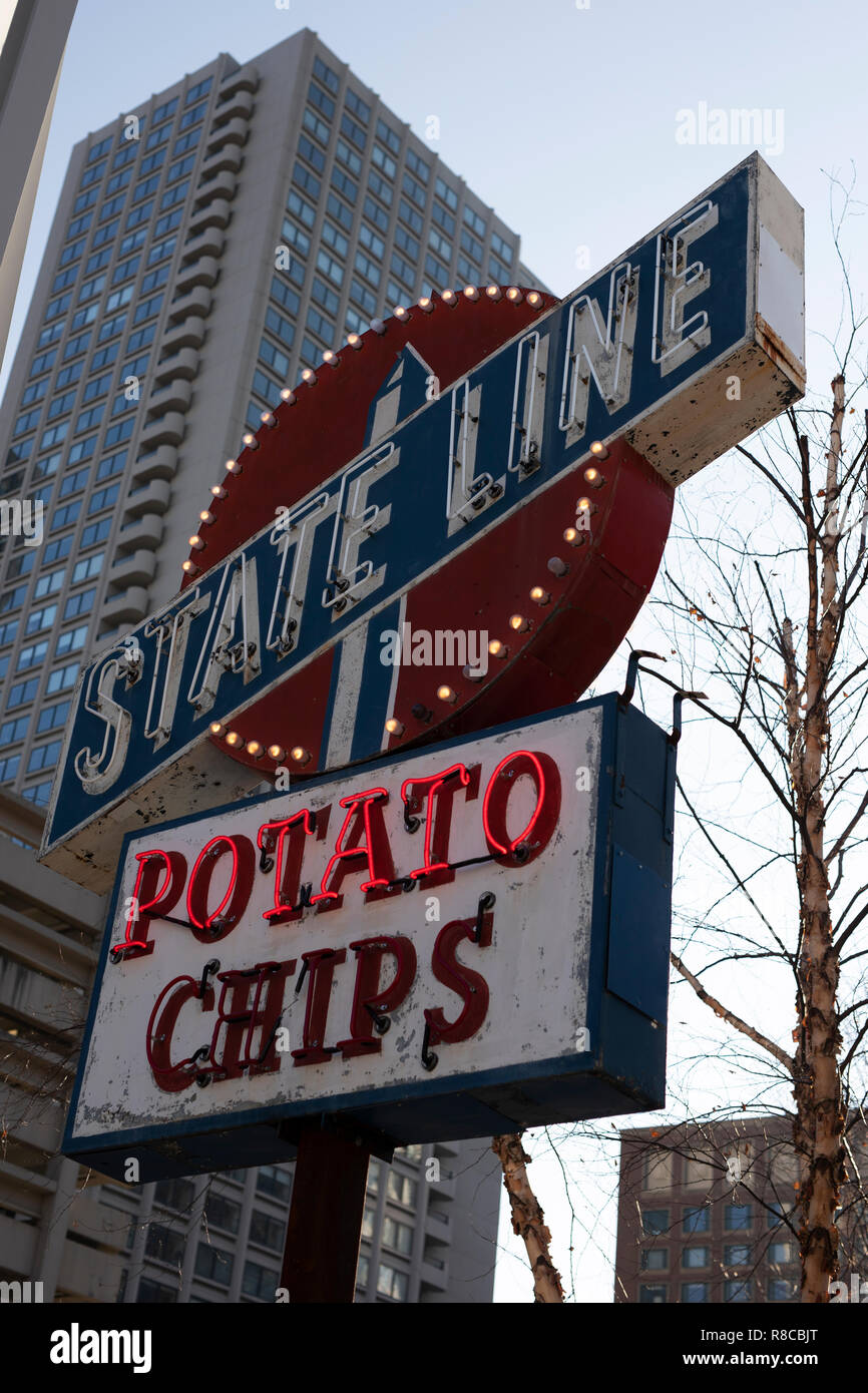 Leuchtreklame von GLOW Ausstellung über die Rose Kennedy Greenway in Boston, Massachusetts. State Line Chips factory Zeichen von Wilbraham in den 1950er Jahren. Stockfoto