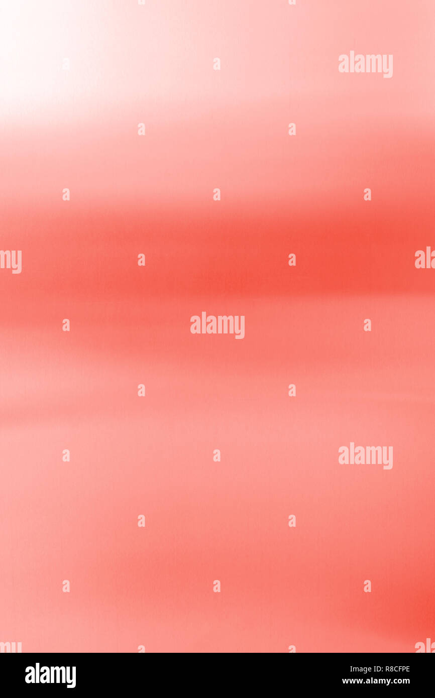 Farbe des Jahres 2019 lebende Korallen in der Helligkeit der Variationen auf einer reflektierenden Oberfläche Stockfoto