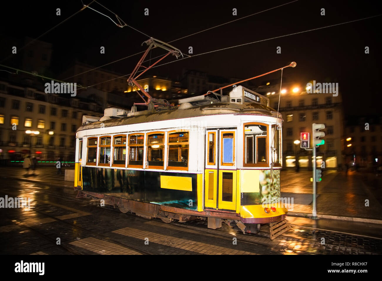 Lissabon, Portugal - 30.Oktober 2018: die berühmten vintage Straßenbahn von der Alfama, dem ältesten Viertel der Altstadt, in der Nacht, Lissabon, Portugal Stockfoto