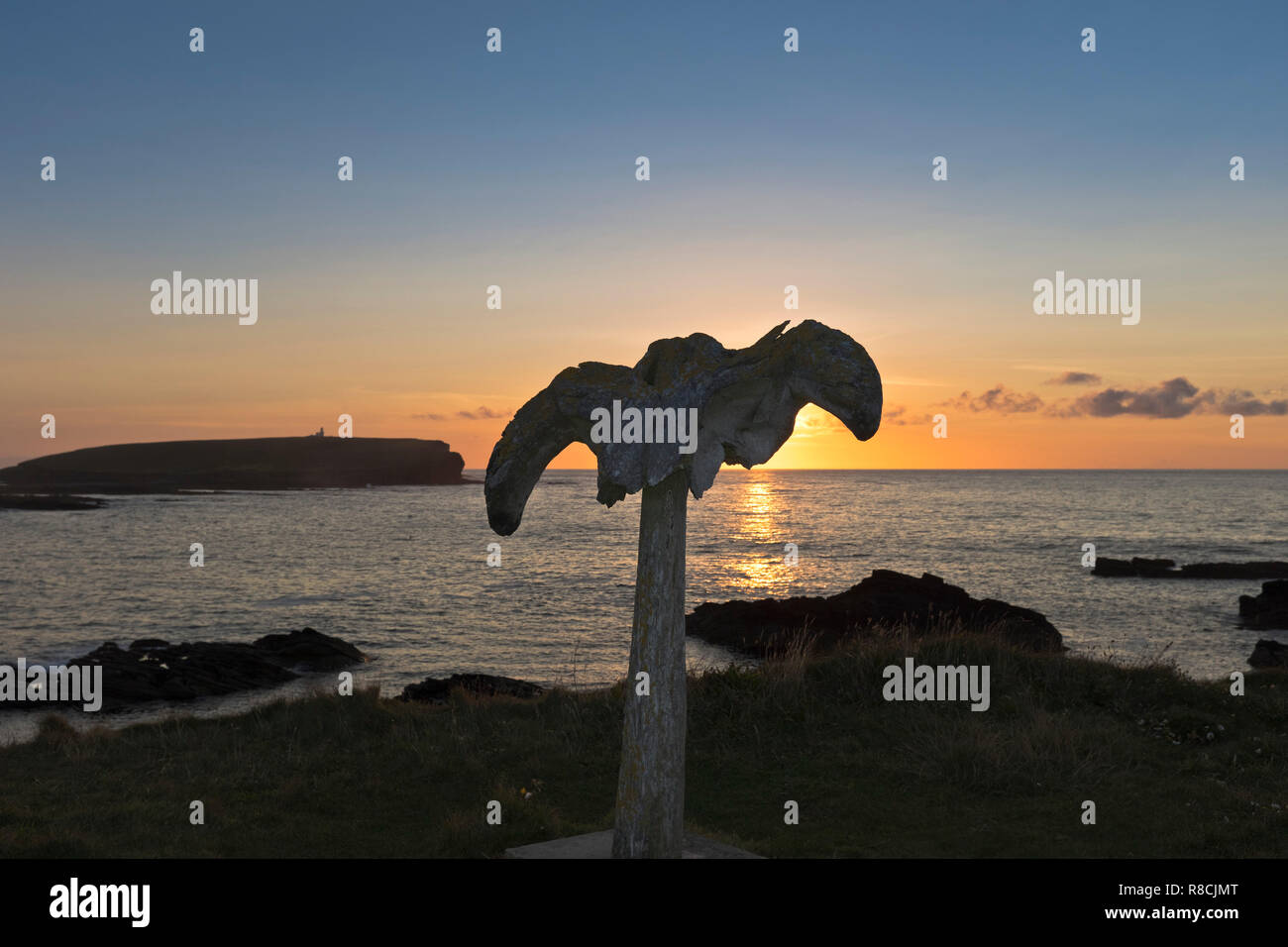 Dh Fischbein BIRSAY ORKNEY Sonnenuntergang über der Nordküste Fischbein Stockfoto