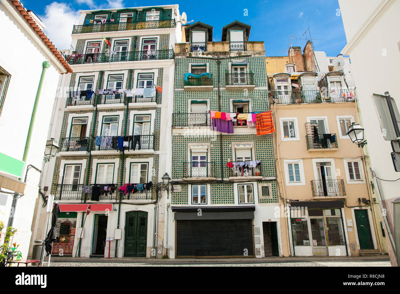 Altbau Fassade ist mit Azulejos in Lissabon, Portugal abgedeckt Stockfoto