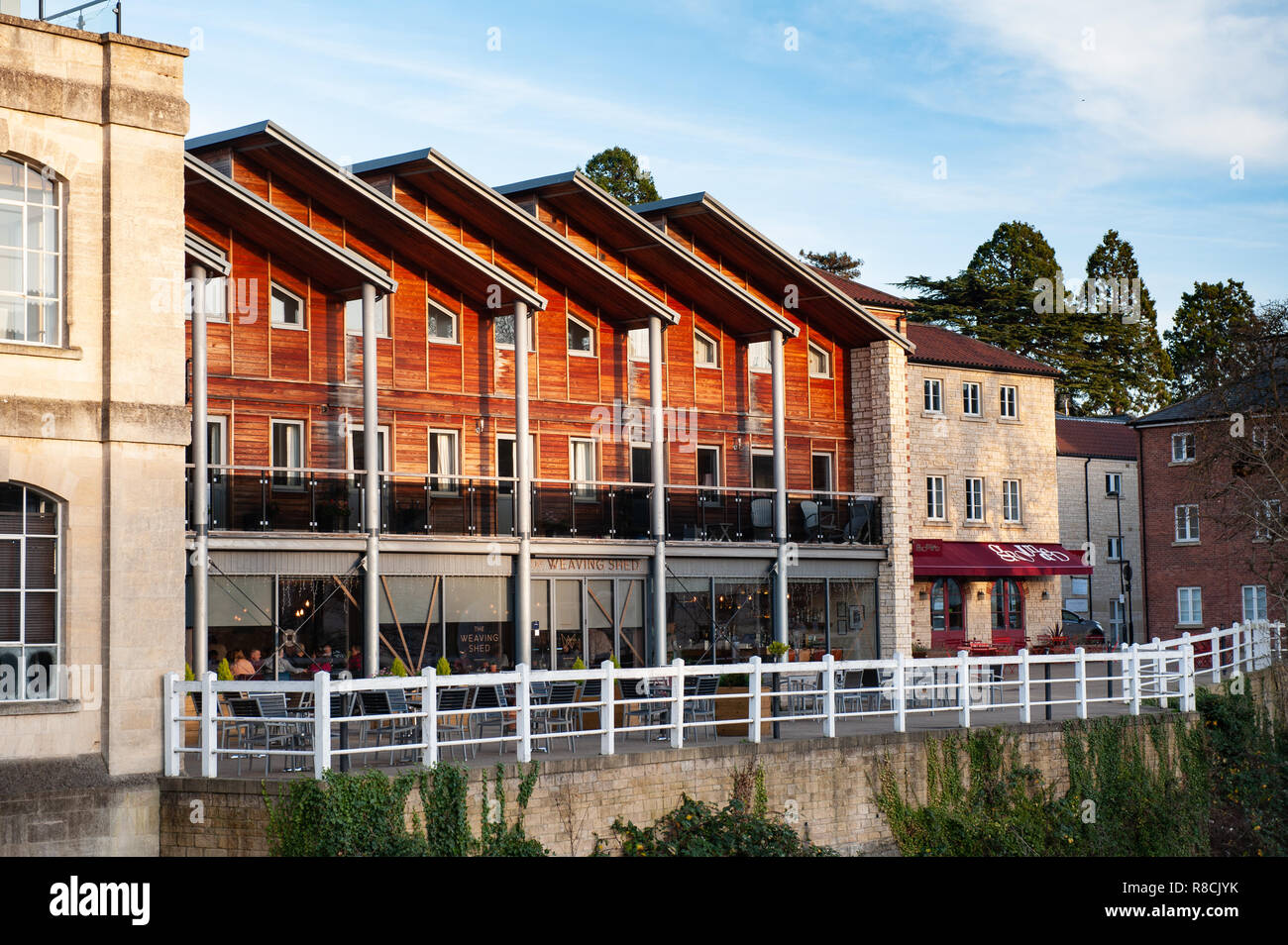 Mix aus Alt und Neu, Wohn- und Gewerbeimmobilien mit Blick auf den Fluss Avon in Bradford on Avon, Wiltshire, UK. Stockfoto