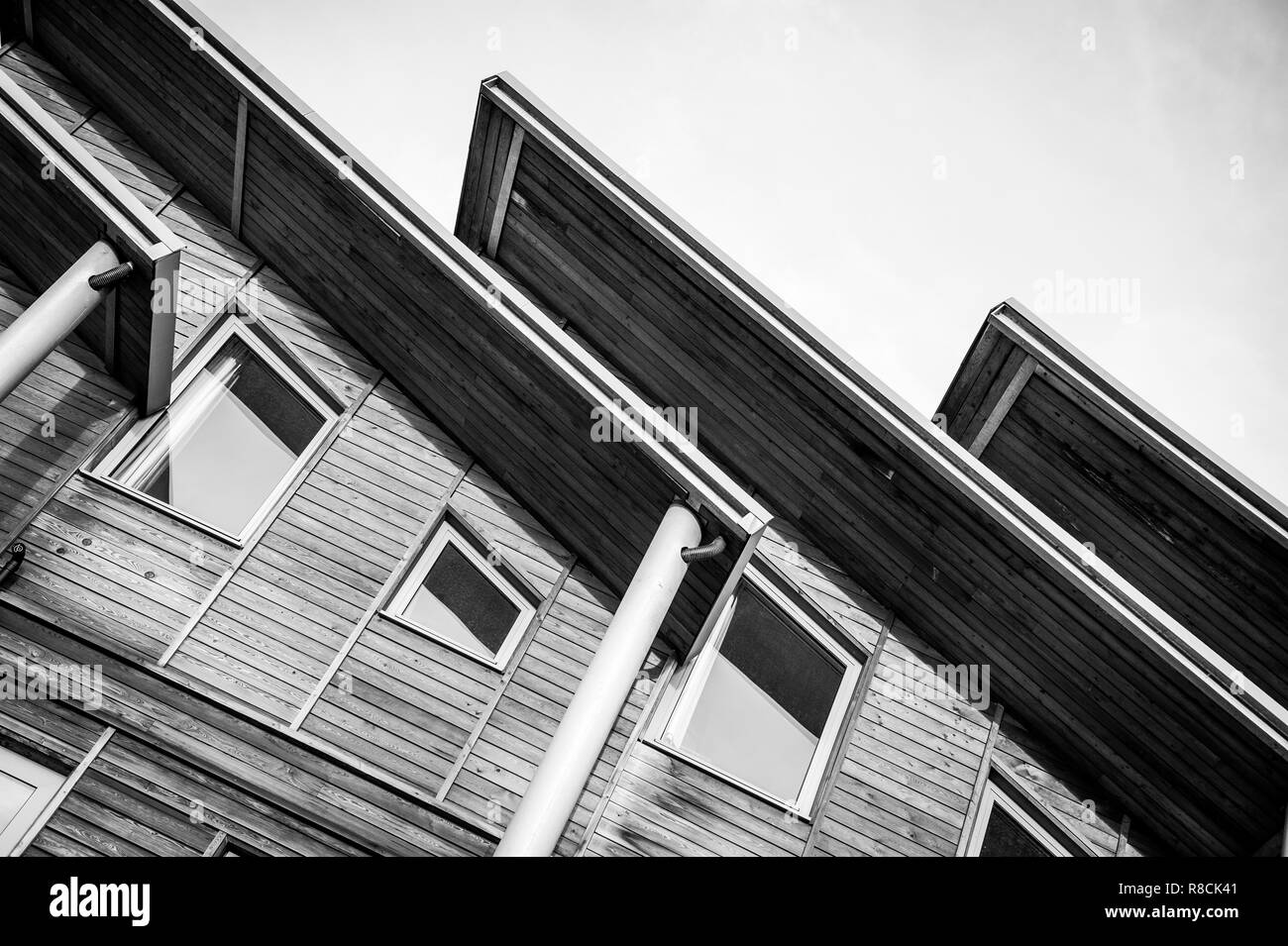 Winkel auf Dächer und Fenster im Wohnbereich Stockfoto