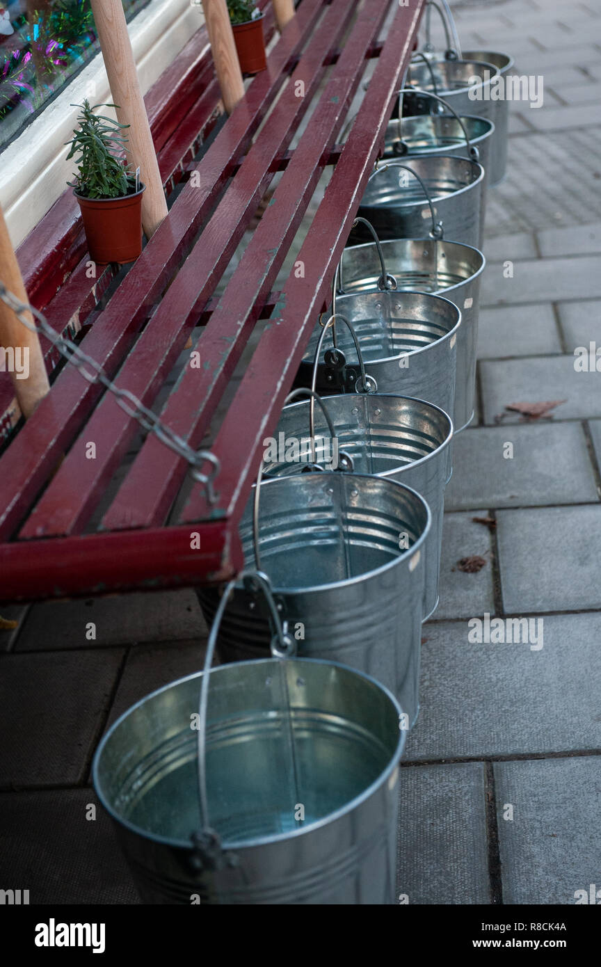 Reihe von Eimern (oder Eimer) hängend, für Verkauf, außerhalb eines Eisenwarenladen Shop. Stockfoto