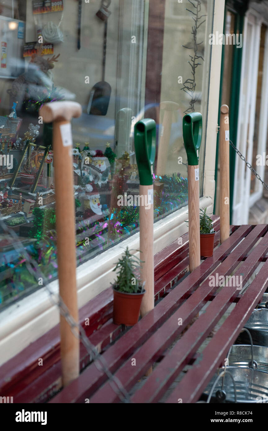 Gabel Griffe (oder vier Kerzen) auf dem Display, für den Verkauf außerhalb der eisenwarenladen in Bradford on Avon, Wiltshire, Großbritannien Stockfoto