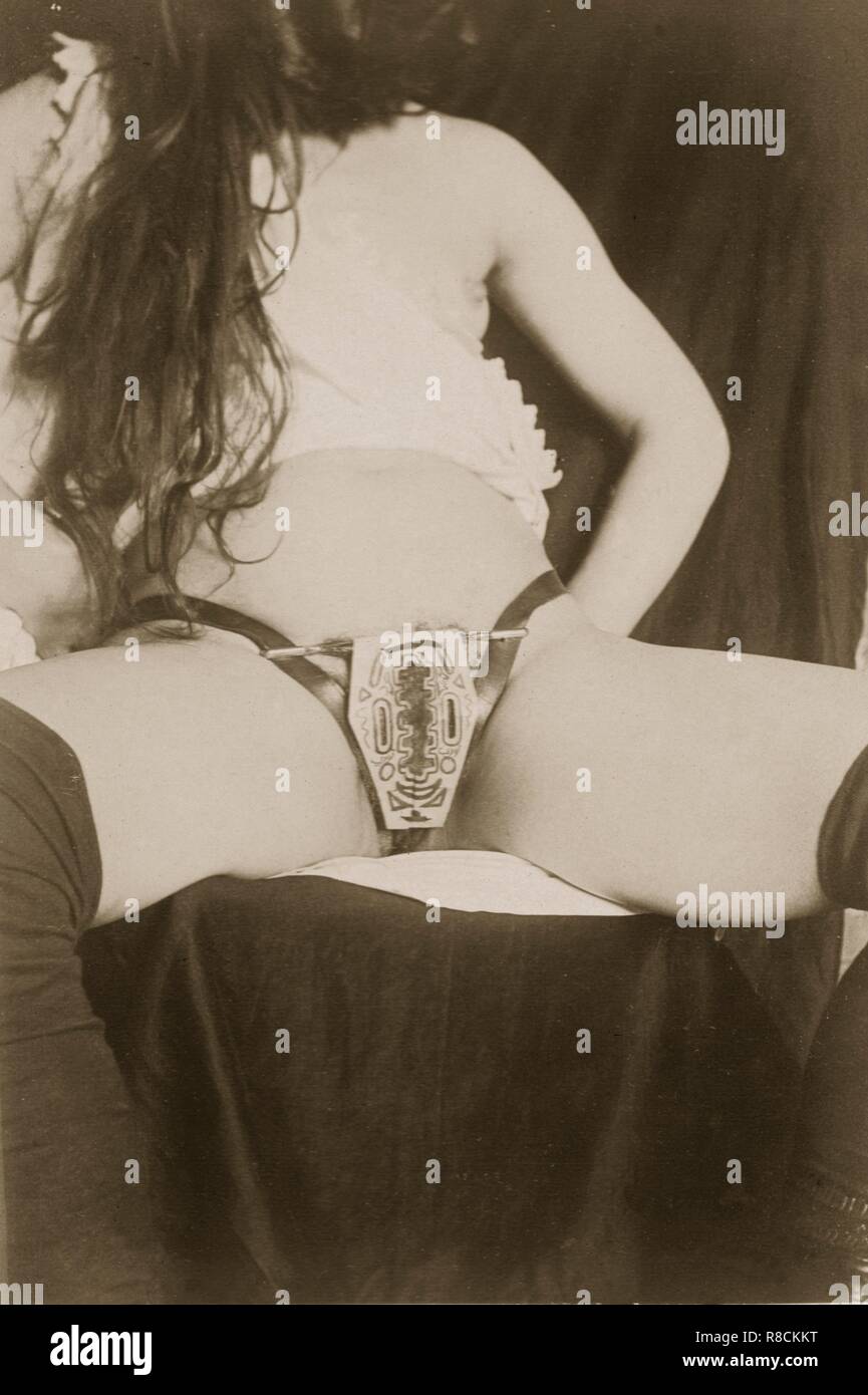 Frau trägt einen Keuschheitsgürtel, der 1890. Schöpfer: Der französische Fotograf (19. Jahrhundert). Stockfoto