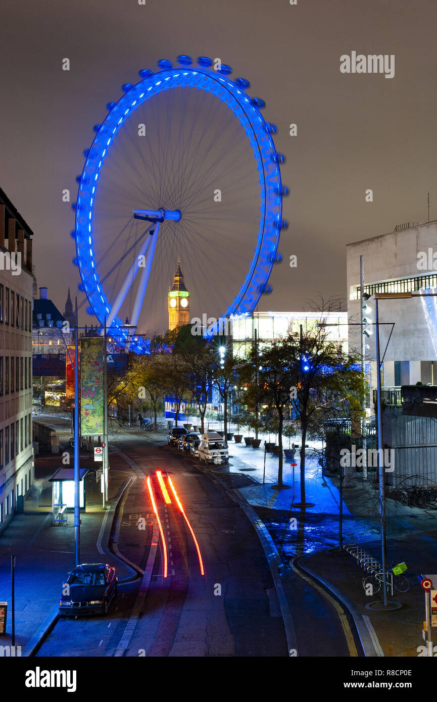 Beleuchtete London Eye und Big Ben auf Hintergrund in London während der Weihnachtszeit. Stockfoto