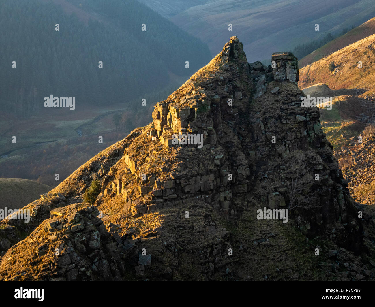 Der Turm von alport Burgen oben Alport Dale in der Derbyshire High Peak UK, wo Mühlstein grit Schichten haben über Schiefer Betten rutschte Stockfoto