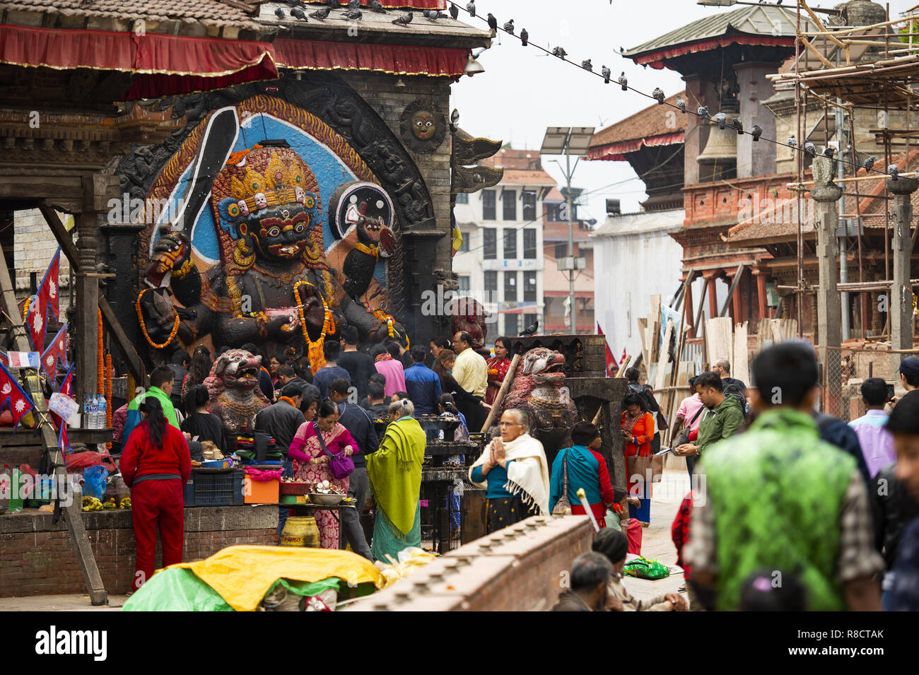 Anhänger verehren Kal Bhairav in Kathmandu Durbar Square während der der Nepalesischen Neues Jahr 2073 Festival. Stockfoto
